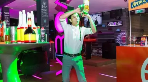 NGHỆ THUẬT BIỄU DIỄN QUẦY BAR